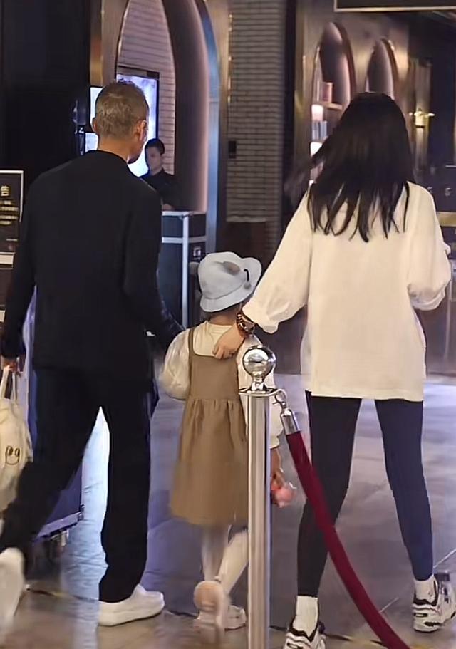 王石田朴珺一家三口(王石田朴珺一家三口希腊度假rf北京时间北京时间北京史)